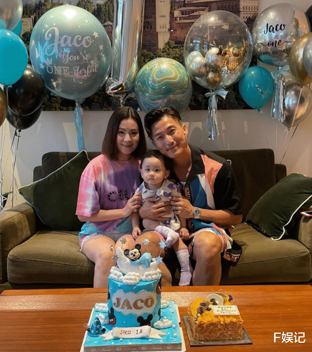 申世景|TVB小生陈山聪放假陪妻儿游玩享受家庭乐 1岁儿子学走路的模样可爱