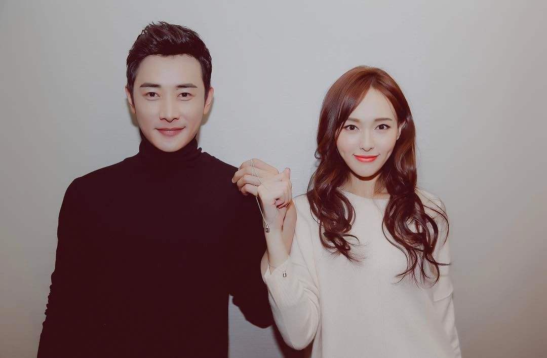 瓦伦蒂娜|唐嫣接女儿放学，小宝宝穿着粉嫩样子像妈妈，蹒跚学步可爱极了