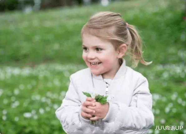 八八尚语UP|瑞典女王储带子女现身，妈妈穿亲子装减龄，小公主赤脚无公主包袱