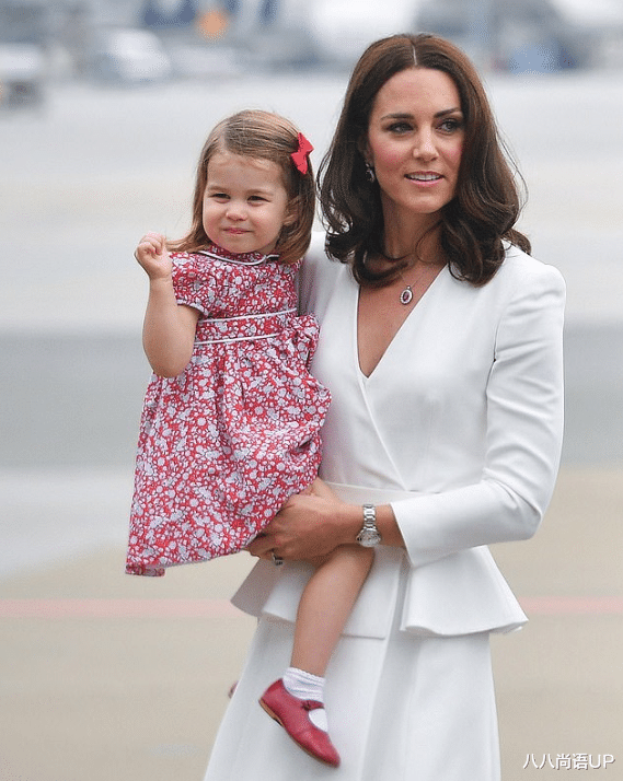 八八尚语UP|6岁夏洛特出街买学习用品,学院风穿搭清新甜美,酷似儿时的奶奶