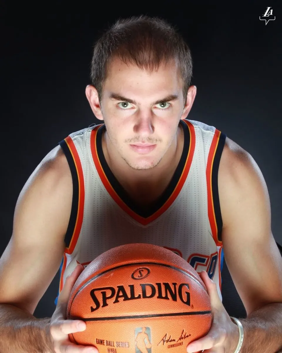 湖人队|牛逼！年薪3000万！湖人核武留不住了