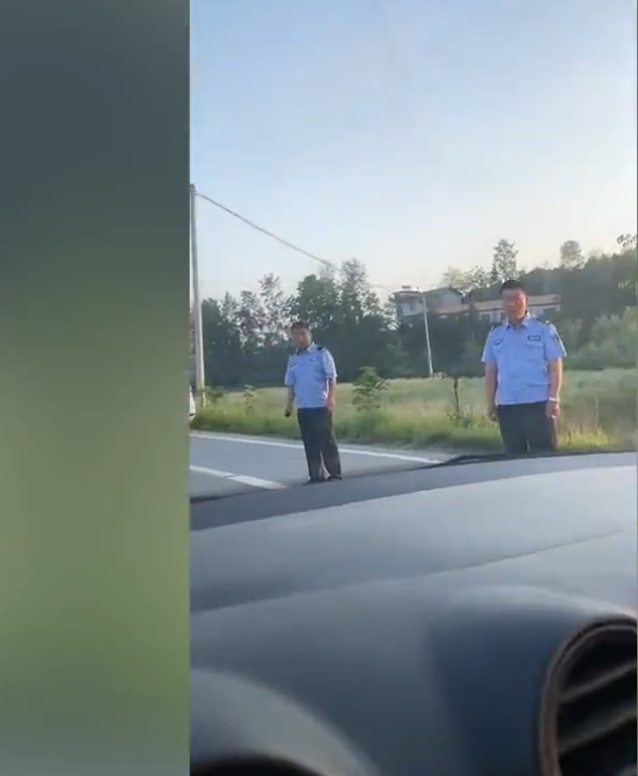 城市谈 驾校员工穿警服扮警察，路边拦车大打出手，称买的保安服发错货了