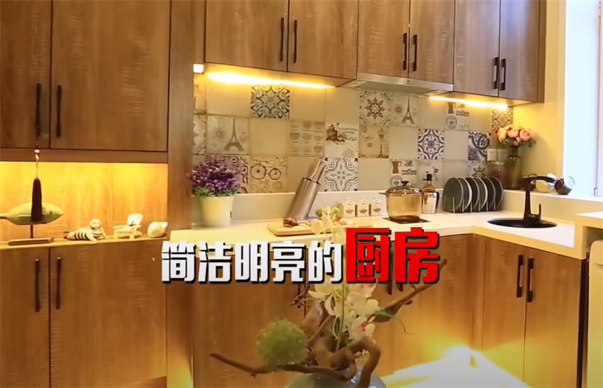 1家3口蜗居16㎡房，睡在柜子里灶台旁是马桶？网友：咋住