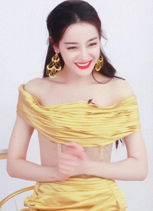 上阳赋|迪丽热巴穿“液体裙”，坐下却暴露腿围，这才是女明星真实的样子