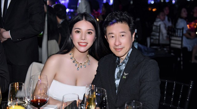 BiuFashion|余晚晚的气质虽比不上刘嘉玲,但服装搭配的挺像样,曲线很吸睛