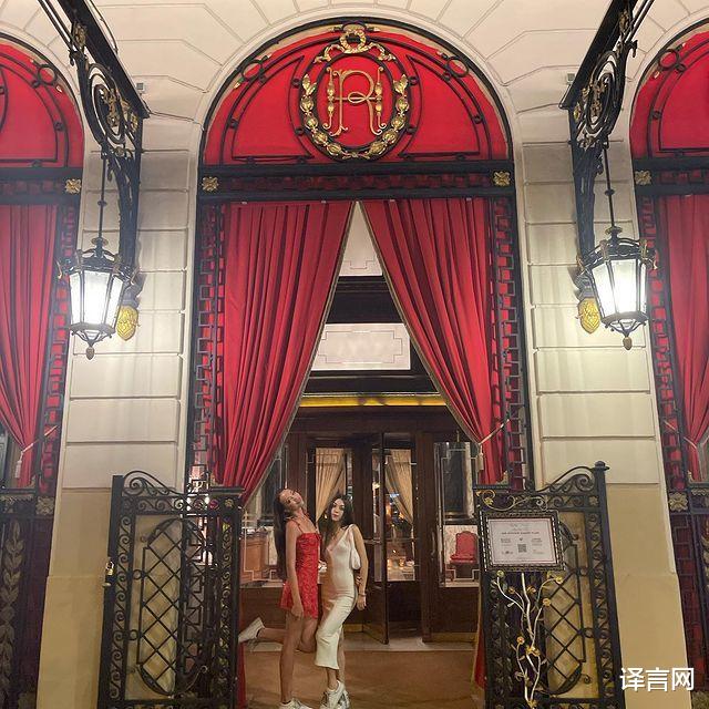 郭德纲|邓文迪17岁小千金游巴塞罗那,高颧骨太像妈,帅气男友相伴