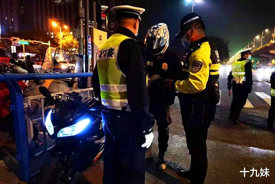 河北交警深夜重拳出击,严查“炸街车”,不料车主们态度十分嚣张