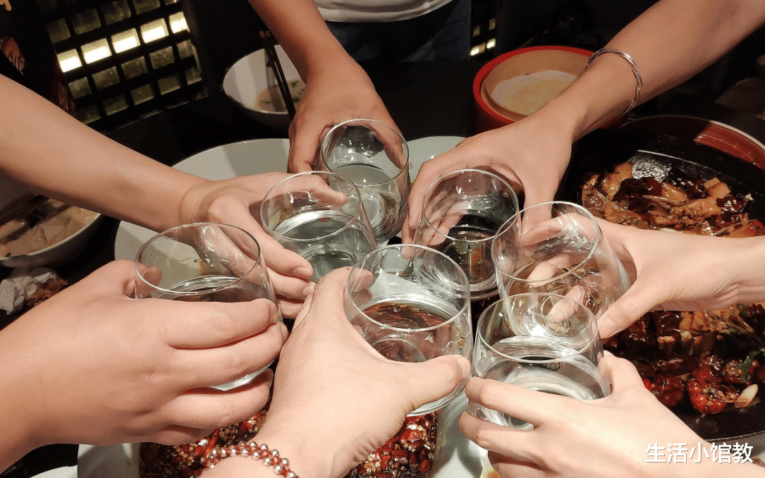 俄罗斯人|把酒当水喝的俄罗斯人，为何不喝中国白酒？真实原因让人笑“趴”