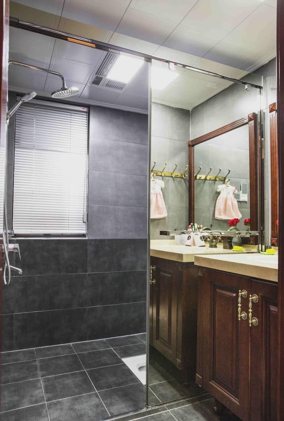 |晒晒120㎡新家,阳台的设计朋友都说好,简单一改就多几排柜子用