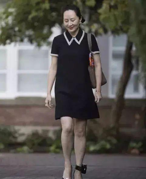 孟晚舟|孟晚舟“霸气出庭”照太惊艳！换黑长直新发型，白到发光更显气质