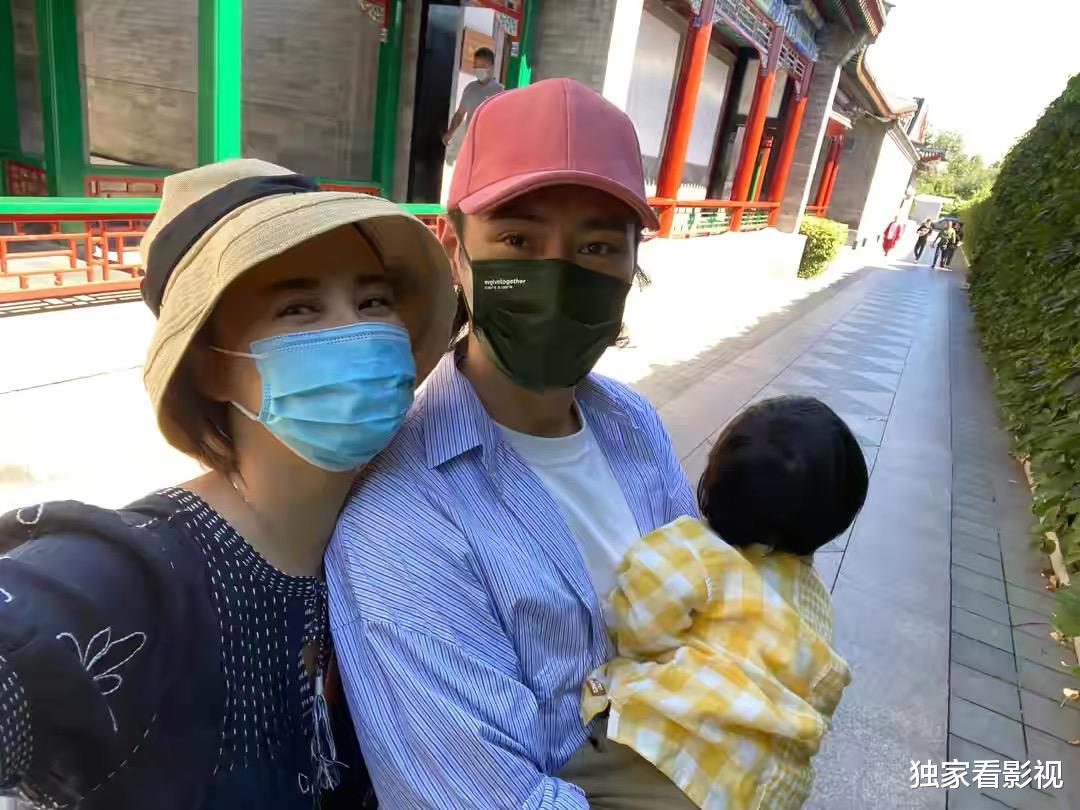 黄晓明|明星家庭晒新年全家福：陈小春王祖蓝二胎曝光，黄晓明夫妇很意外