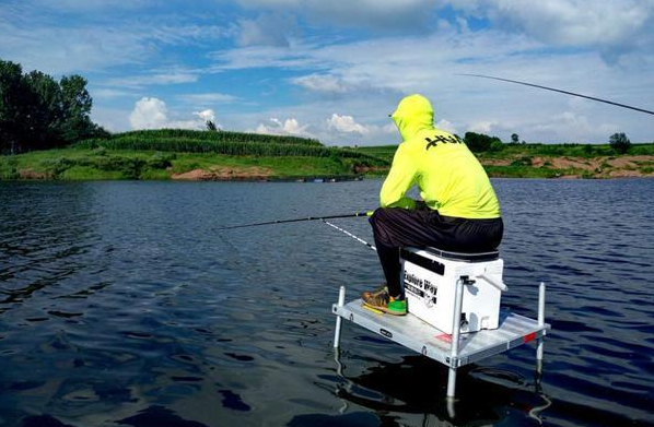 饵料|夏季钓鱼技巧！钓鱼新手学会了天天爆护，拉到手软——盛世三渔