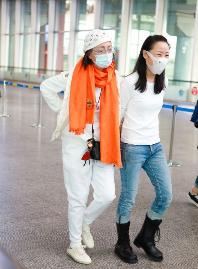 潮流新风 58岁苑琼丹越老越时髦!一身白巧搭橘色围巾点亮,比00后还新潮