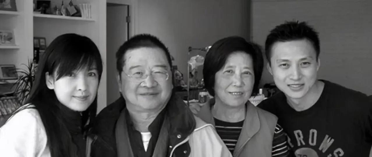 陈坤|从恋爱到结婚三十几年，如今54岁的她依旧年轻美丽