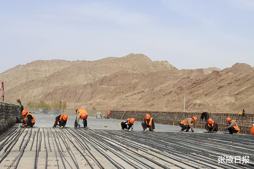 张掖日报 铆足干劲加油干! S18张掖至肃南公路重点项目建设“五一”假期不“打烊”