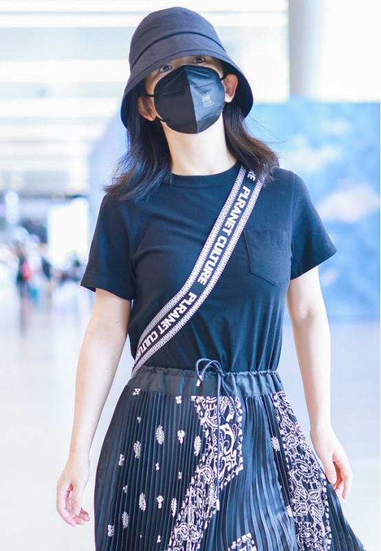 BiuFashion|40岁的谢娜很会往年轻了穿,休闲装也有灵气,裙子展现女人味