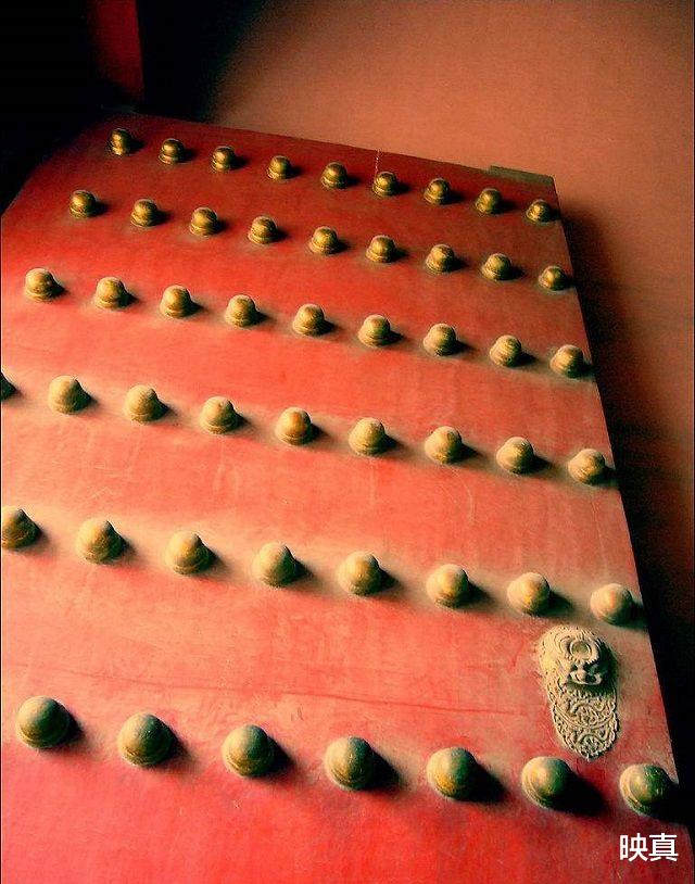 故宫|故宫门上的81颗门钉，导游为何说：命格硬的可以试试？