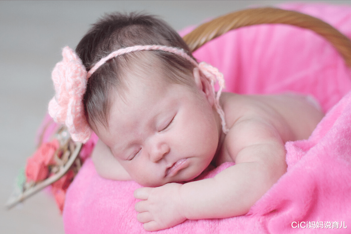 CiCi妈妈说育儿|新生儿出生时为啥只睁一只眼?与家庭富贵有关系?真相爸妈要知道