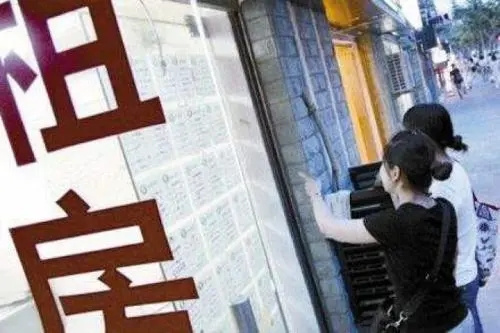 武汉一“老赖”女租客，拖欠房租霸占房屋，还大搞装修惹人非议