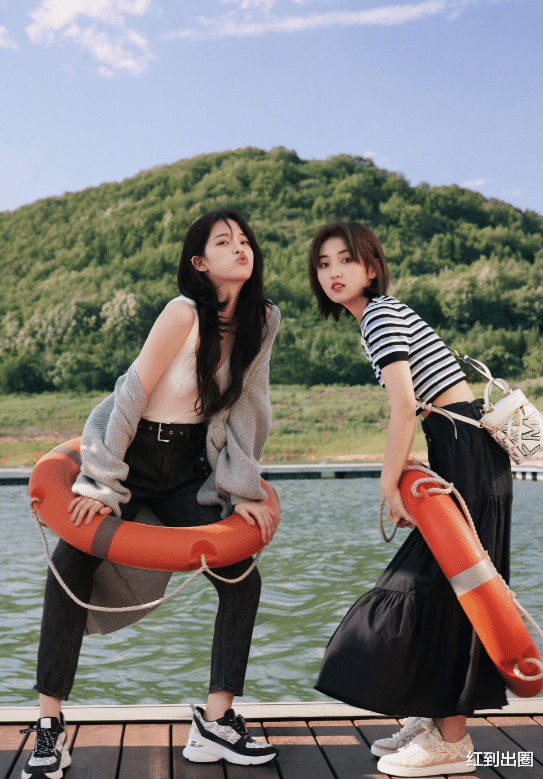 张子枫|张子枫现身拍戏被路人偶遇，皮肤黝黑差点没认出，网友：妹妹长大了