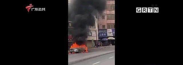 广州出租车起火自燃,众人冒险围观,结果发生爆炸吓的人群四散