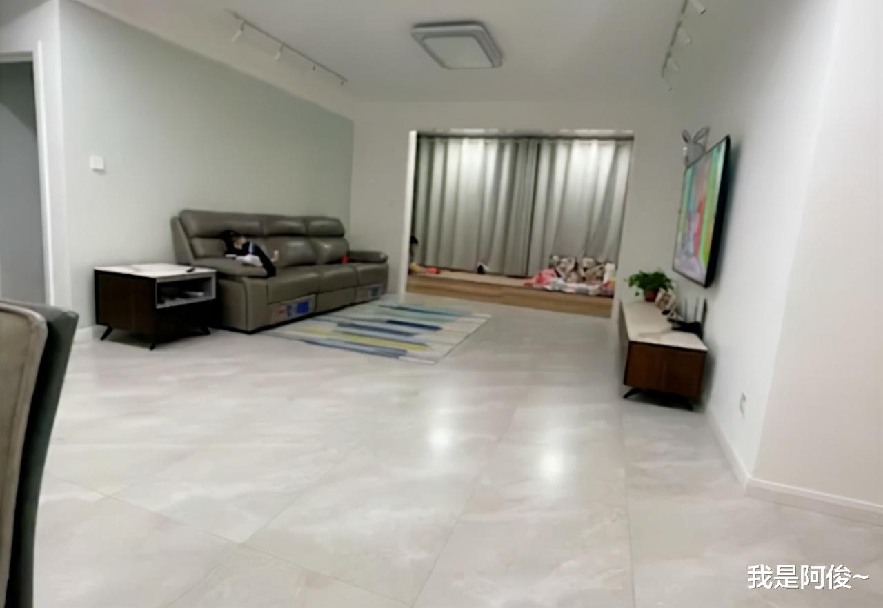 天津一女子让老公喊女儿回房睡觉,镜头摇到客厅,装修风格亮了!