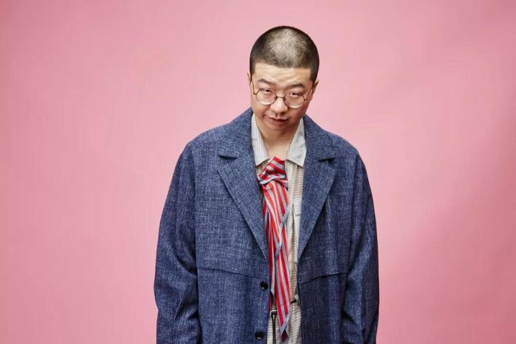 李诞|李诞夫妻离婚后被曝精日，家中高挂“东亚病夫”，曾言自己是东京人