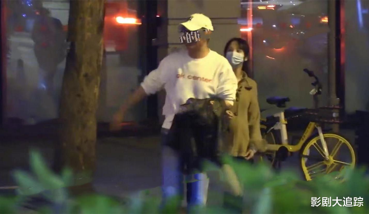 周杰|51岁周杰恋情曝光！与小18岁模特女友甜蜜出行，深夜挽手同回酒店