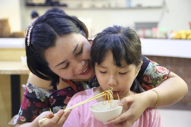 上医聊健康 7岁女孩无意被查出脾胃衰竭！这3种食物是伤脾王，少喂娃