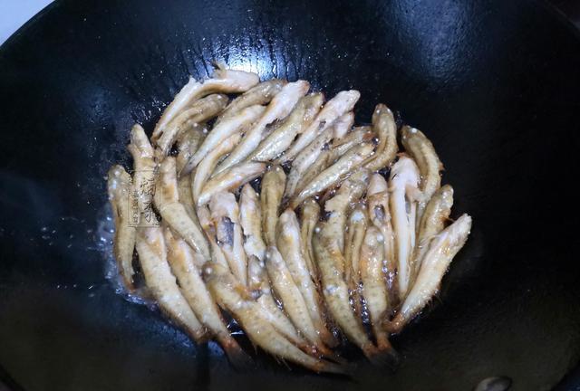 走在暖风的夜|夏季多给家人做这个吃，野生别嫌它小，买来不油炸，煎着吃真鲜嫩
