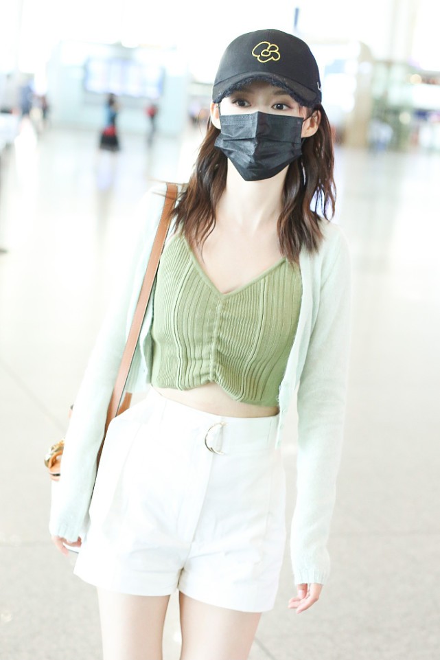 Lady变美日记|李沁还挺有心机,穿的衣服看着挺保守,但领口设计却暴露了细节