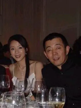 张静初|41岁影后被曝“专睡导演20年”，惨遭封杀后至今未婚，她做错了什么？