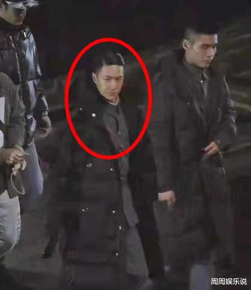 王一博|王一博新造型曝光！为新剧剃头却略显油腻，出席活动只能戴假发