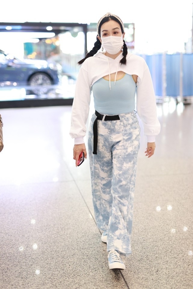 穿衣搭配|钟丽缇为了扮嫩挺拼的，扎了个“便便头”，但脸上皱纹出卖了年纪