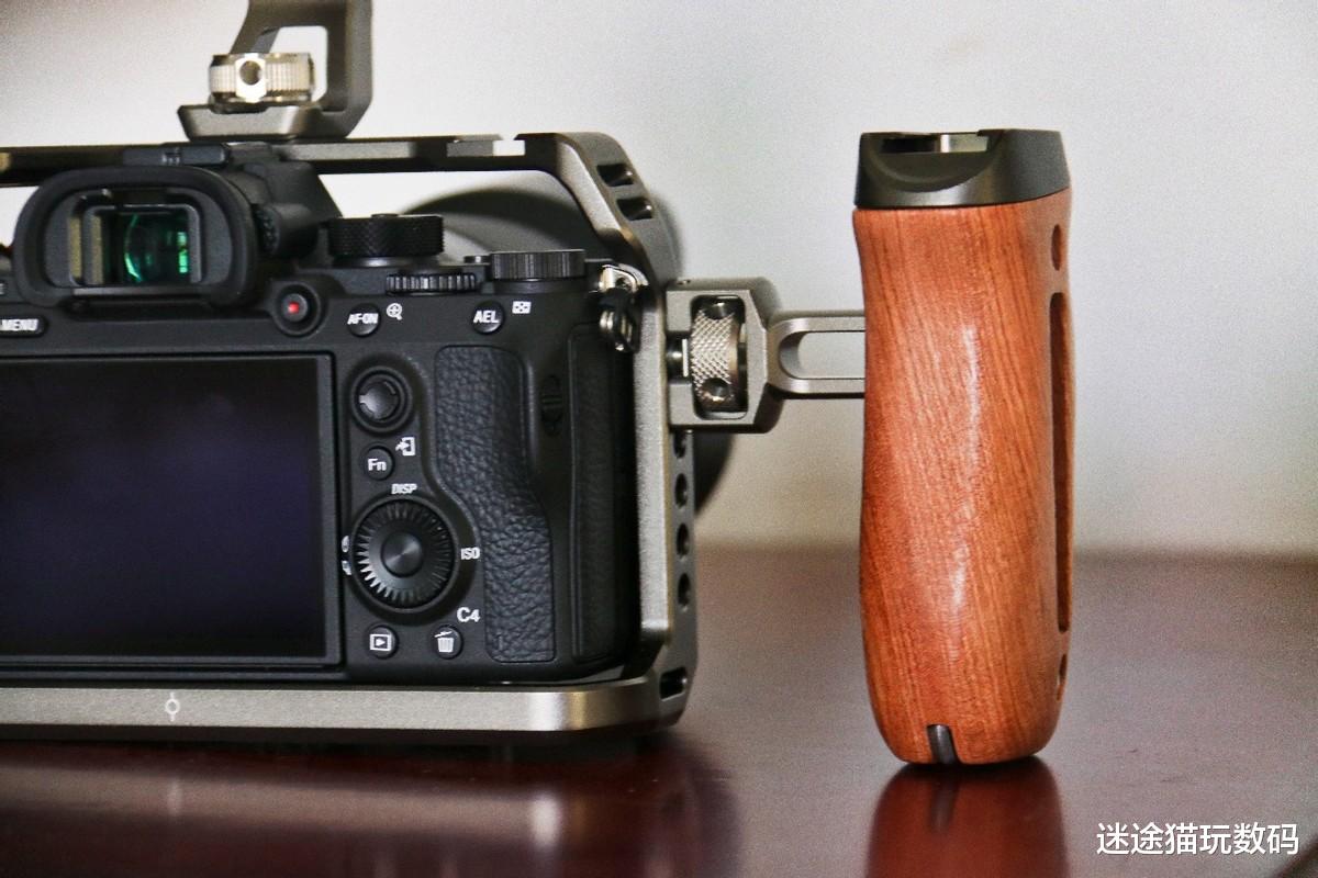 相机|好马配好鞍：相机也得来个保护罩，斯莫格兔笼上手实测