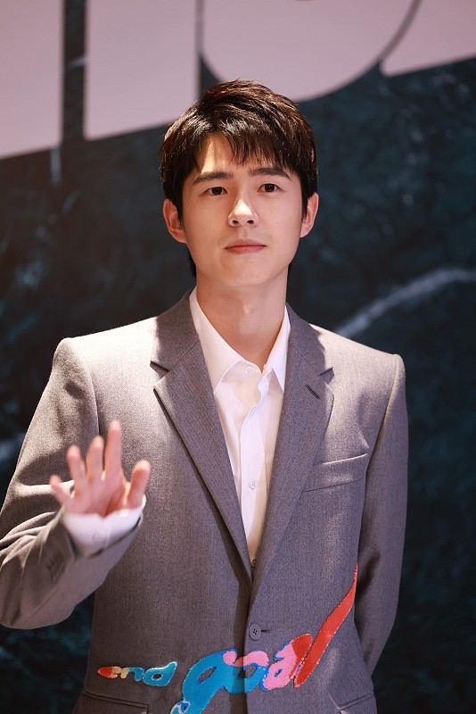 BiuVogue|刘昊然的气质又奶又man,穿西装很高级,有点胡茬也不油腻