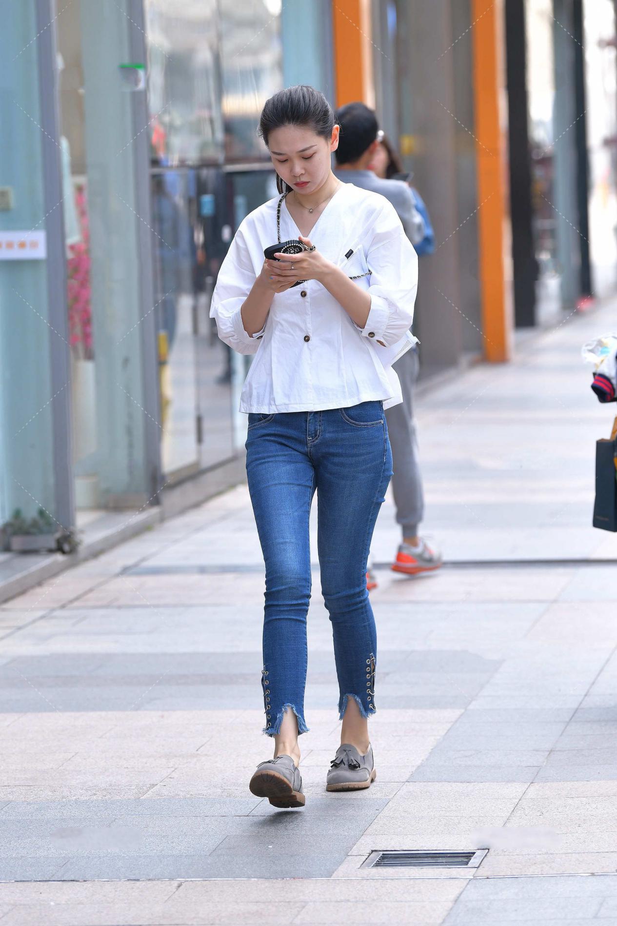 衬衫|白衬衫与牛仔裤的穿搭，既适合日常逛街，平时上班穿