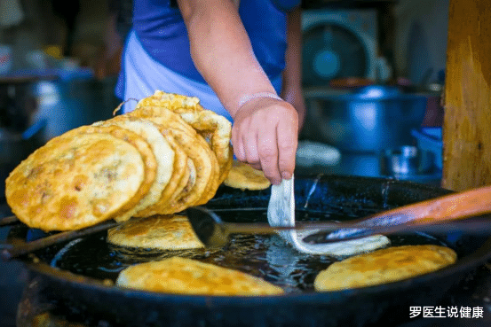 肝脏|男性晨起4个“习惯”,比吸烟还伤肺,若你没有,肝脏还算强壮