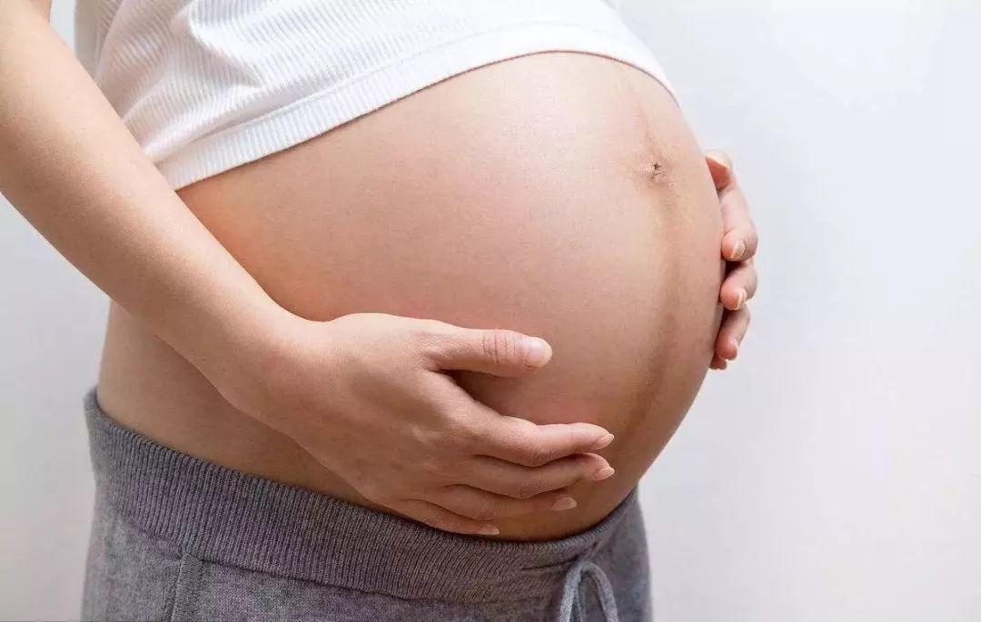 父母育儿观|孕晚期这两种睡姿不可取，既容易导致孕妇抽筋，还会影响胎儿发育