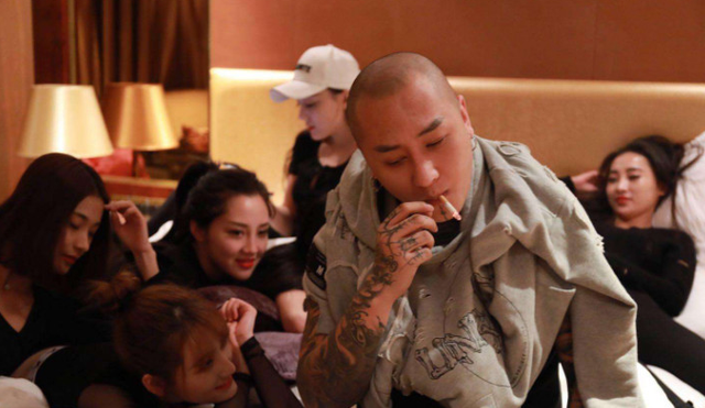 散打哥|老方丈力挺好兄弟上官带刀，连麦嘲讽散打哥，斥责其蹭辛巴热度