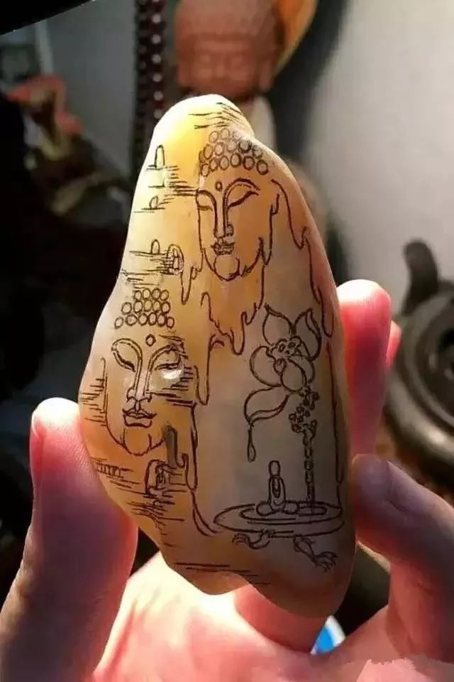 翡翠|3800买的翡翠原石，雕琢后不愧是行走在刀尖上的艺术品啊！