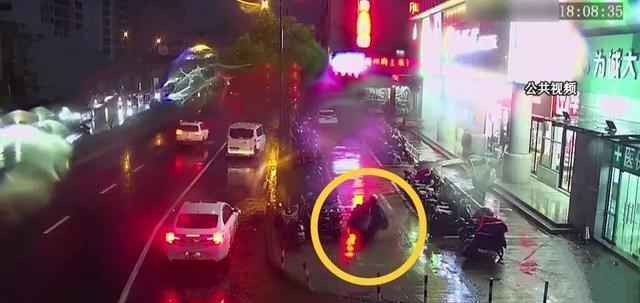 秋思暖暖 浙江男子雨夜偷电瓶被抓，自称每顿饭只吃咸菜：再不偷只能要饭了