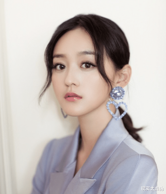 鲁班|何泓姗是最喜欢玩王者荣耀的女星了吧？为了买皮肤才演戏，有事没事还扮演小鲁班