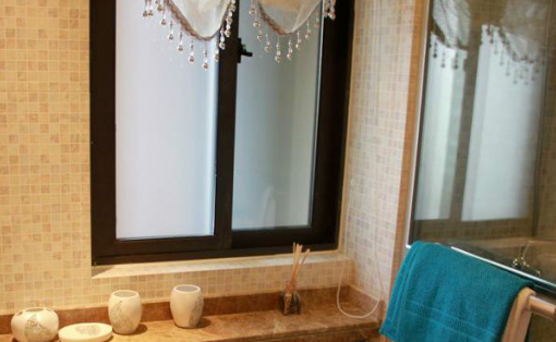 窗户贴膜和装窗帘哪个好，浅谈装修中二者优缺点