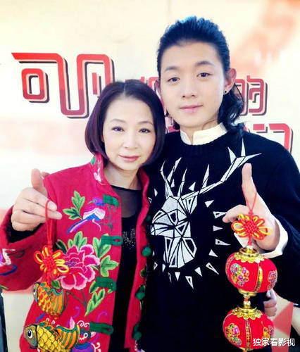 霍尊|放弃事业的妈妈、一年见几次的爸爸，原生家庭对霍尊是怎样的影响