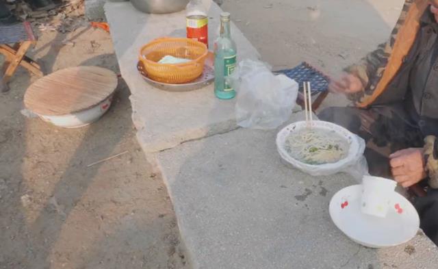 陈晓说美食 山东农村大集上的小酒摊，清水炖鱼25元3斤，老大爷一大早就喝上