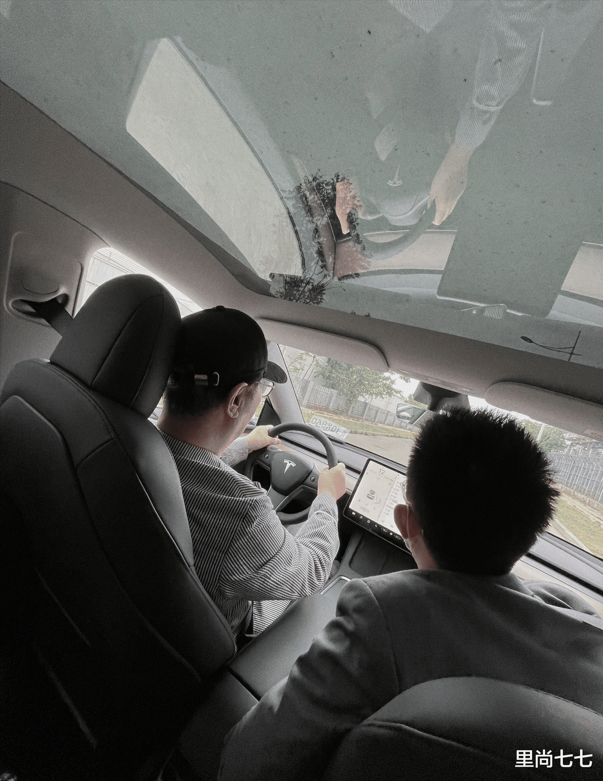 沈腾|沈腾姐姐带父母探班，爸爸开特斯拉妈妈打扮贵气，她尖下巴抢镜