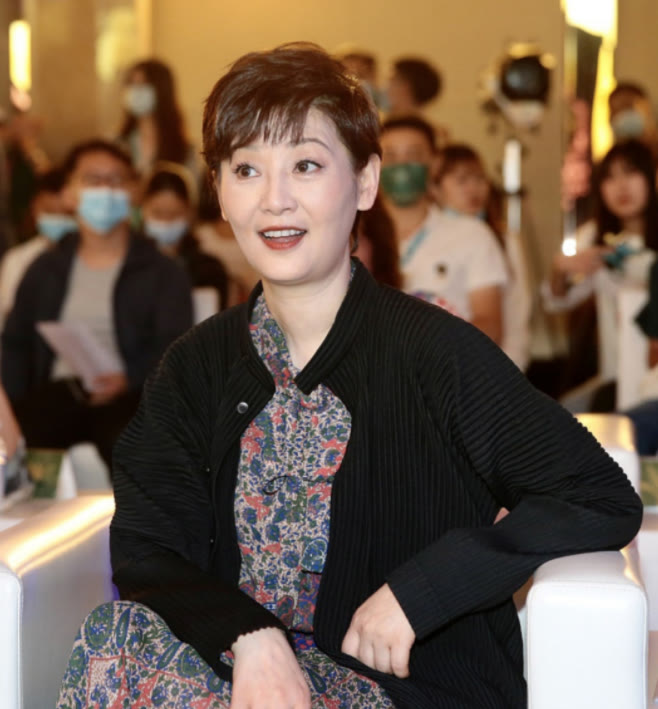 博物馆 为什么上了年纪都喜欢剪短发？看徐帆陈小艺就知道，年轻多了