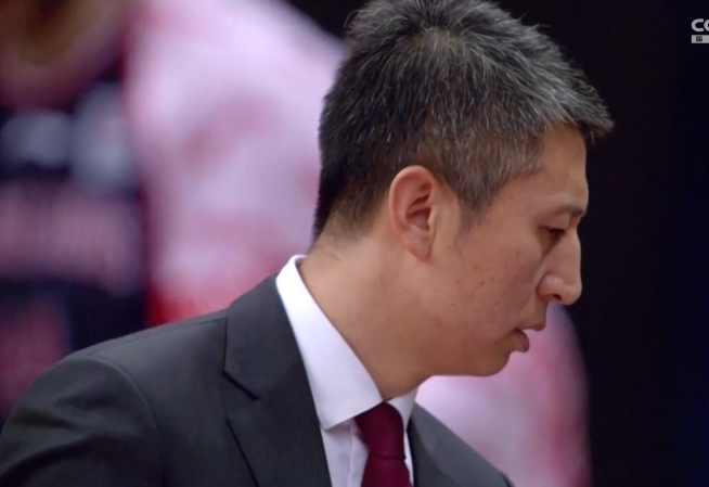 新疆男篮|新疆双塔全让！阿的江用意不明显？摩尔哈斯失误，郭士强面色铁青