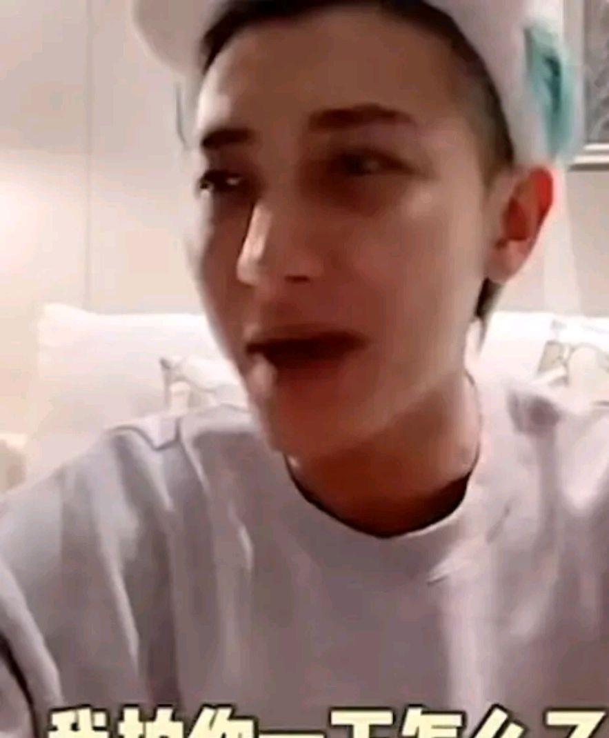 关晓彤|黄子韬开直播全素颜，吐槽被路人阿姨给怼了